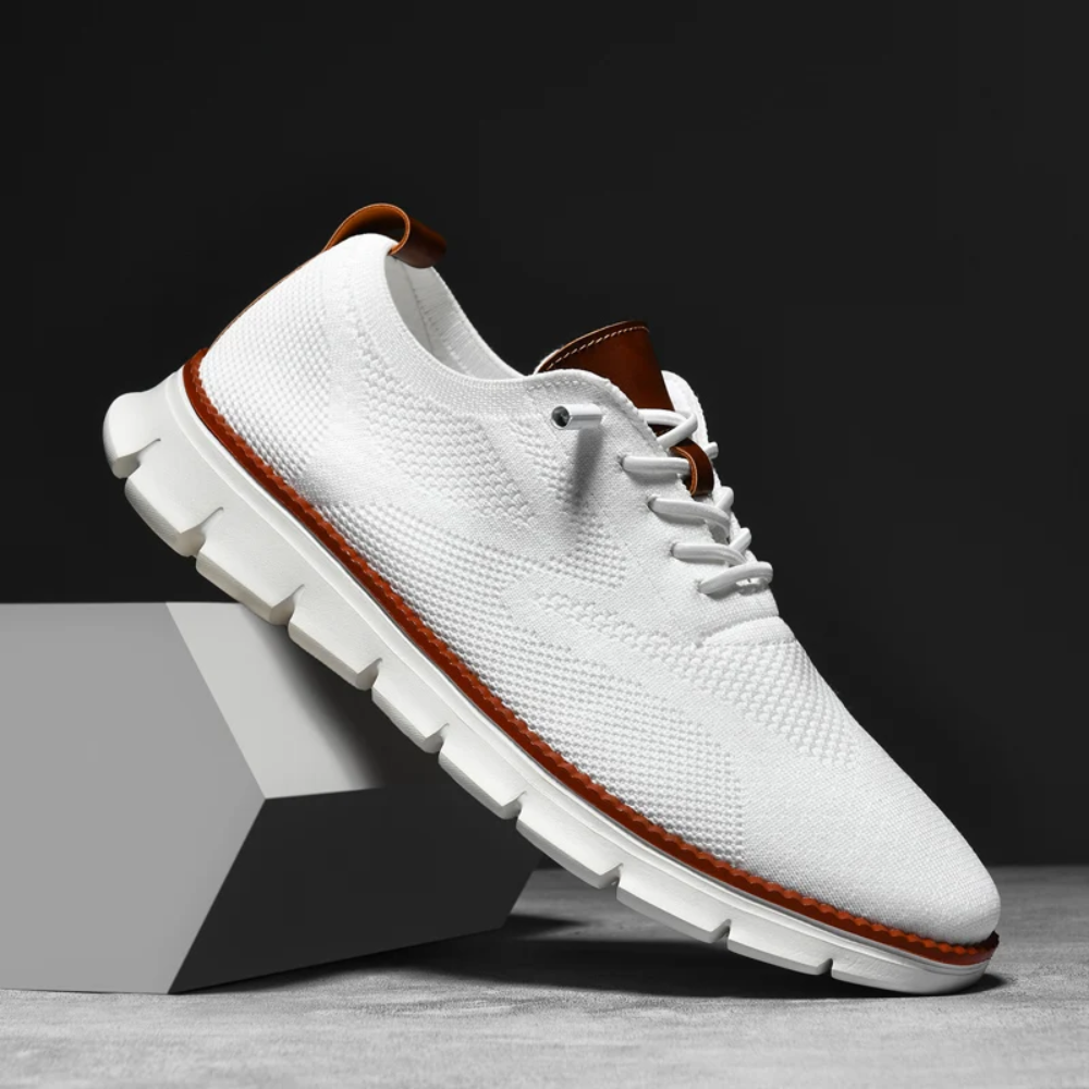 Weiße Herren-Sneaker, Strickmaterial, braune Akzente, rutschfeste Sohle, modisch, bequem.