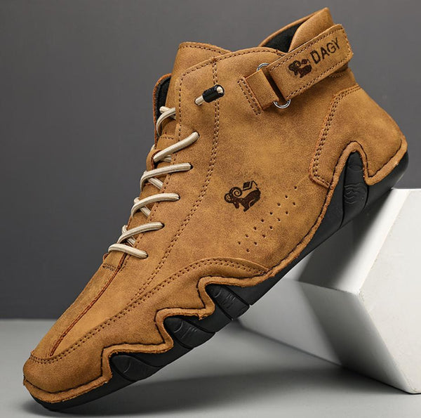 Brauner Herren-Sneaker aus Leder mit Schnürung und Klettverschluss, sportlich, modern.
