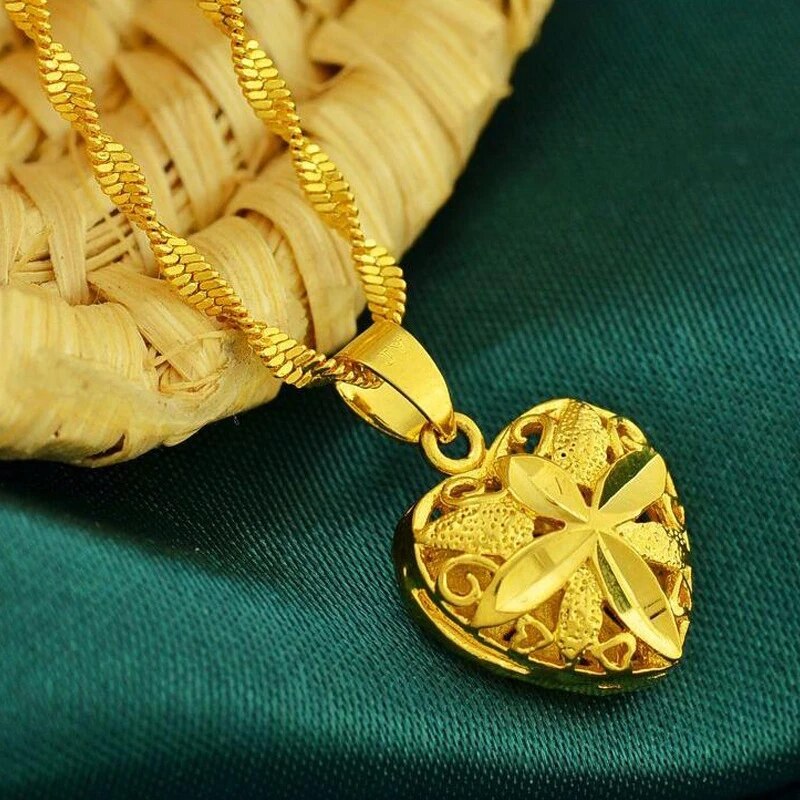 Goldenes Herzanhänger mit Kette, filigranes Design, Schmuck, Geschenk, Damenaccessoire.