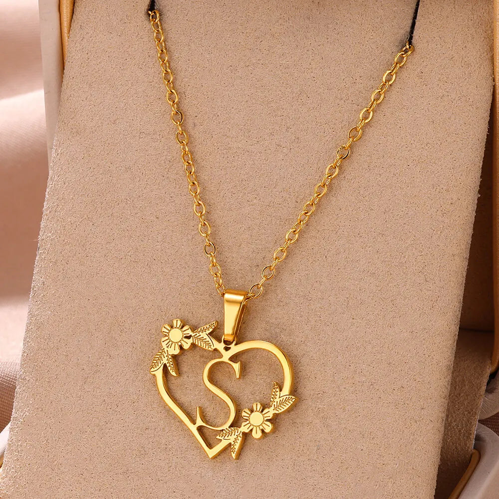 Goldene Herz-Halskette mit Blumen und Buchstaben, eleganter Schmuck für Damen.