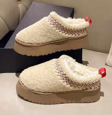 Beige Damen Hausschuhe aus Plüsch mit rotem Detail, rutschfeste Sohle, gemütlich und warm.