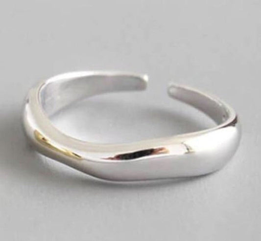 Silberner minimalistischer offener Ring, modernes Design, Schmuck für Damen, glänzend, elegant.