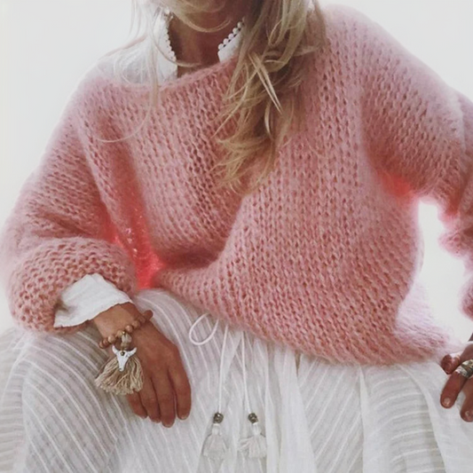 Frau in rosa Strickpullover und weißem Rock, modisch, gemütlich, Herbstmode, Damenbekleidung.