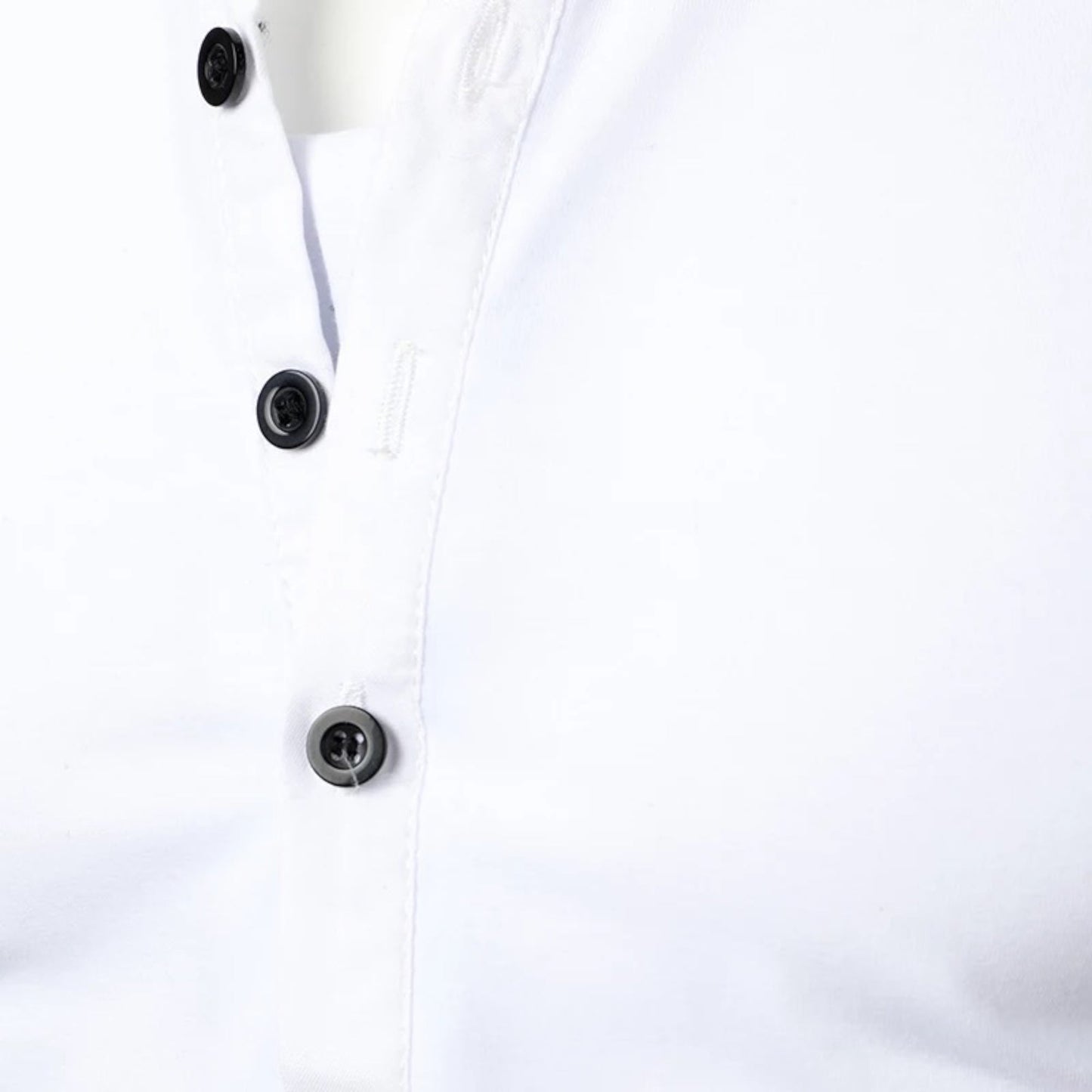 Weißes Herrenhemd mit schwarzen Knöpfen, Baumwolle, elegantes Design, Freizeitmode.