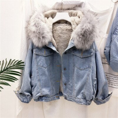 Damen Jeansjacke mit Kunstfellkragen, hellblau, Wintermode, warm, modisch, lässig.