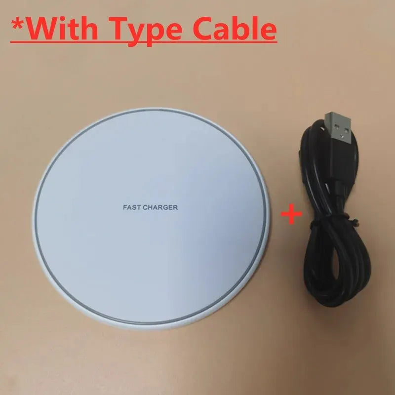 Weißes kabelloses Schnellladegerät mit USB-Typ-Kabel auf beigem Hintergrund.