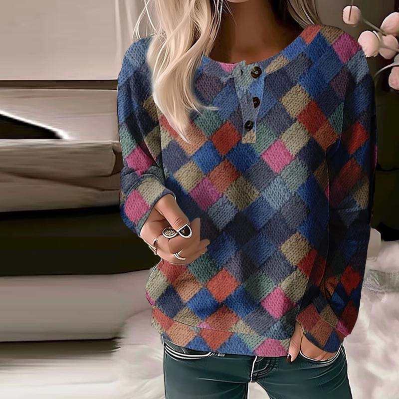 Frau trägt karierten Pullover, bunte Farben, Freizeitmode, Herbstkleidung, gemütlich.