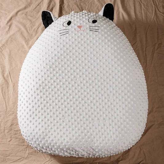 Weißes Katzenkissen mit schwarzen Ohren, weicher Plüsch, dekorativ, gemütlich, Kinderzimmer.