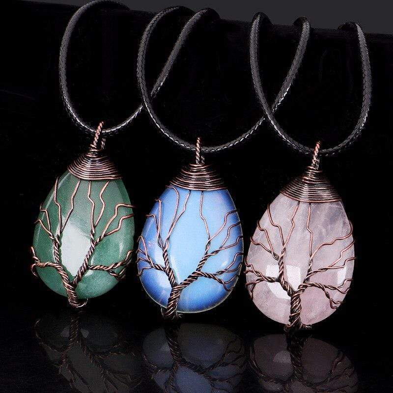 Drei handgemachte Boho-Halsketten mit grünen, blauen und rosa Opalith-Tropfen und Kupferdraht.