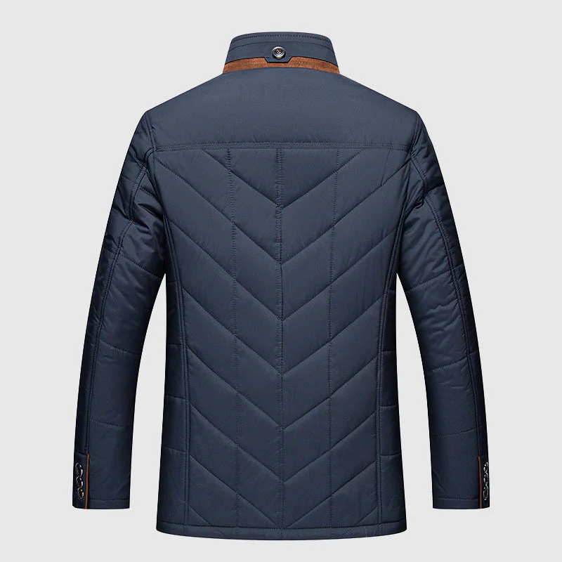 Dunkelblaue Herrenjacke, gesteppter Stoff, elegantes Design, John Wellington, Rückansicht.