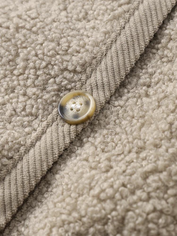 Beigefarbener Strickstoff mit Knopf, Nahaufnahme, Textur, Mode, Bekleidungsmaterial.