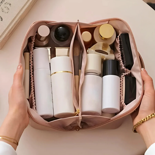 Kosmetiktasche mit Pflegeprodukten, rosa, Reißverschluss, ideal für Reisen und Organisation.