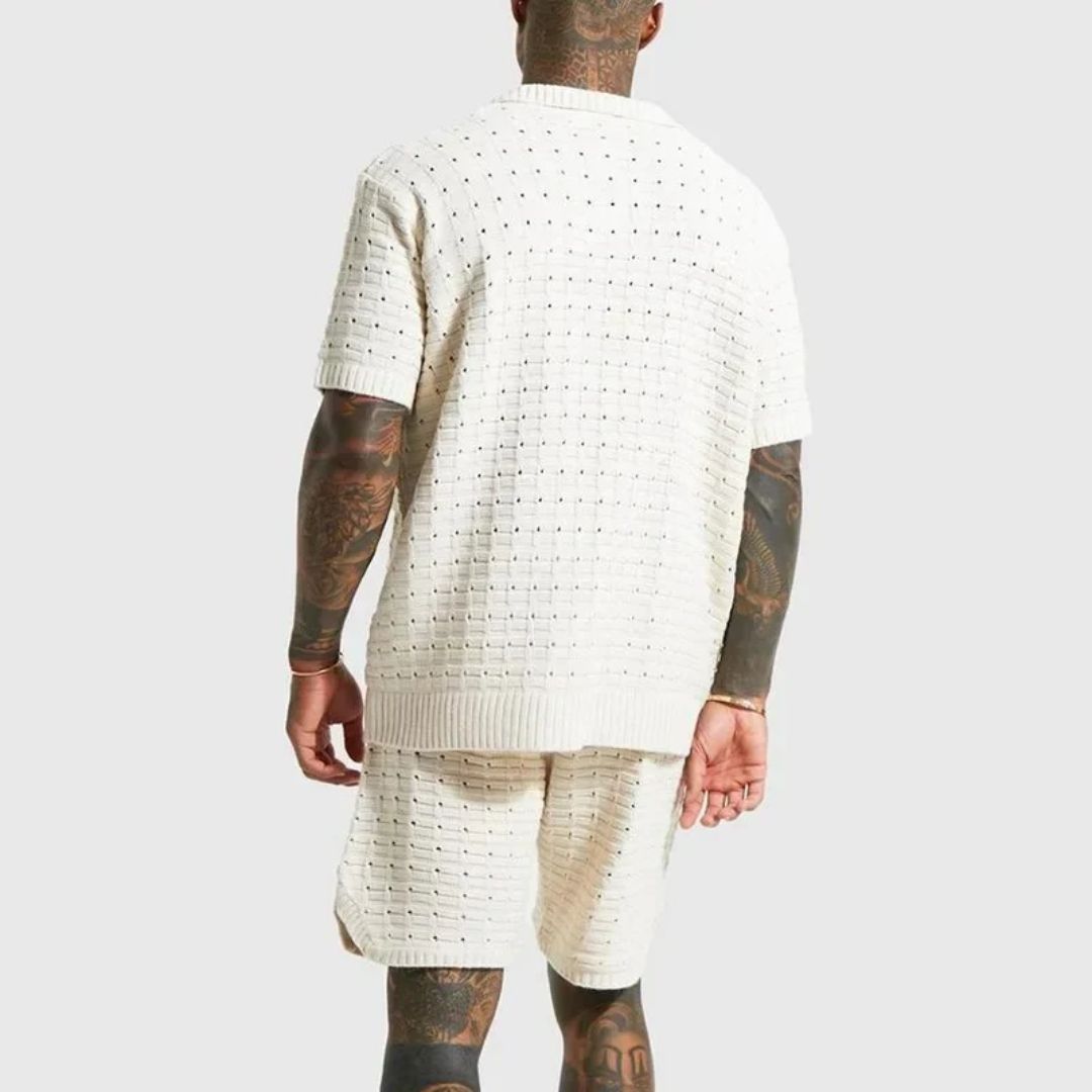 Mann in weißem Strick-Set, Kurzarm-Oberteil und Shorts, modisch, lässig, Sommerkleidung.