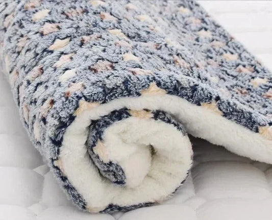 Gestrickte Decke blau-weiß, weiches Fleece, gemütlich, warm, Schlafzimmer, Wohnaccessoire.