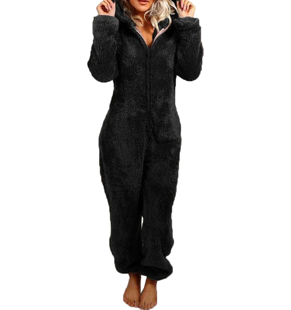 Frau in schwarzem Fleece-Overall, gemütlicher Einteiler, Kapuze, Reißverschluss, Wintermode.