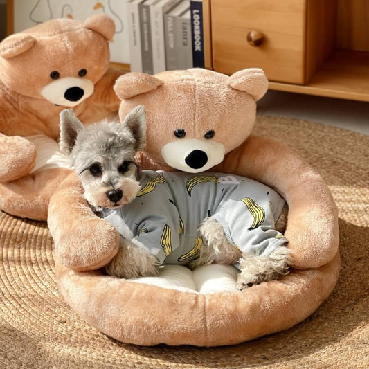 Kuscheliges, abnehmbares Katzenbett in Bärenform, beige Plüsch, gemütlich, Haustierbett.