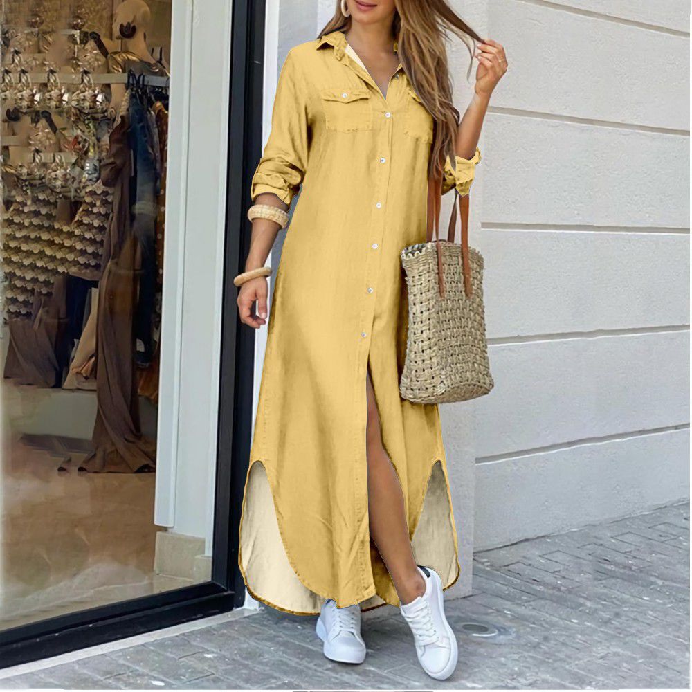 Frau in gelbem Maxikleid mit Knopfleiste, Strohtasche, weiße Sneaker, Sommermode, Straße.