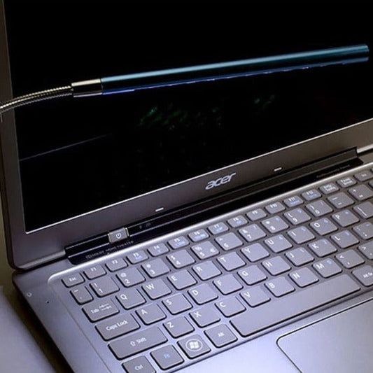 Acer Laptop mit beleuchteter Tastatur und flexiblem USB-Licht, silbernes Gehäuse.
