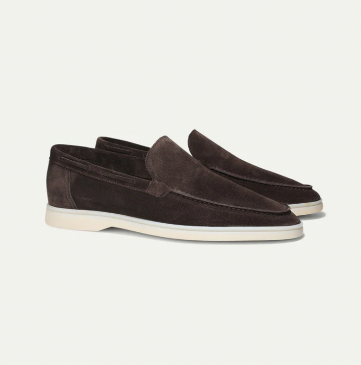Braune Herren-Lederloafer, Wildleder, weiße Sohle, eleganter Freizeitschuh.