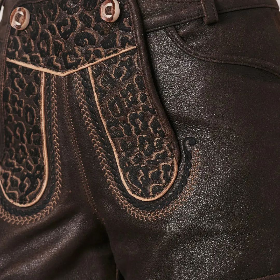 Dunkelbraune Lederhose mit Stickerei, traditionell, Trachtenmode, Detailansicht, Herrenmode.