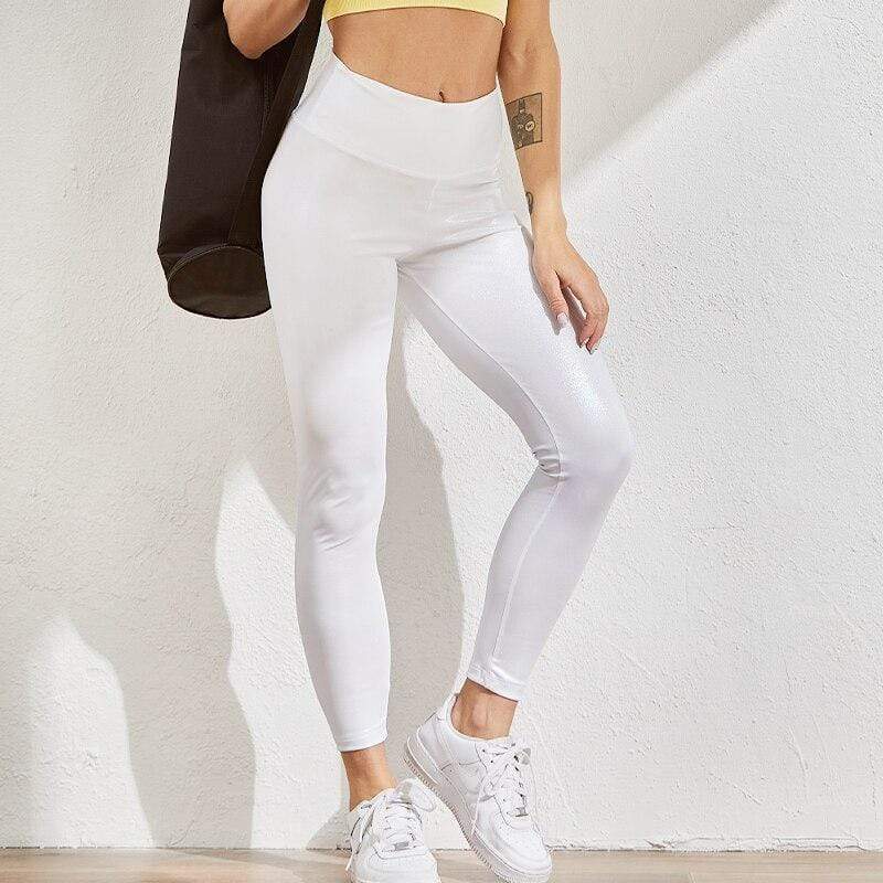 Frau in weißen Anti-Cellulite-Leggings, Push-Up-Effekt, sportlich, Fitnessmode.