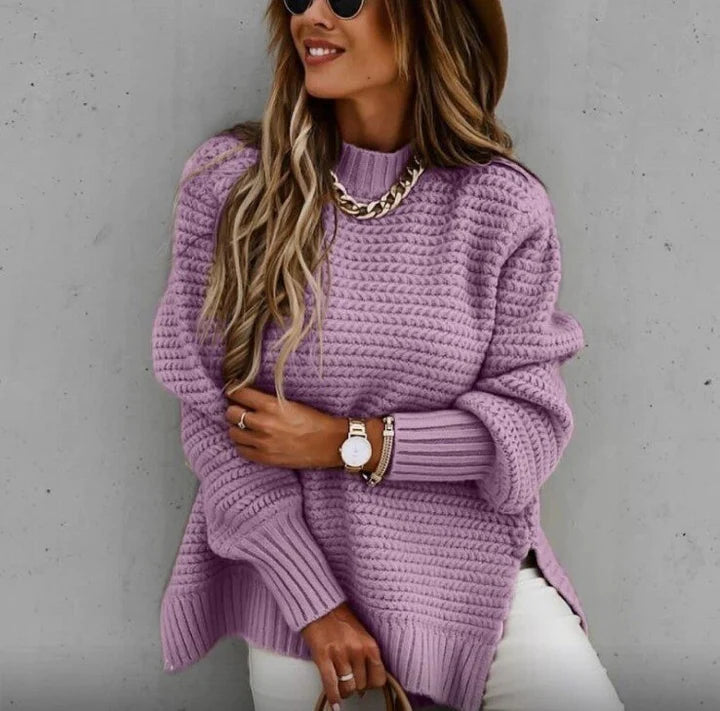 Frau in lila Strickpullover, modisch, bequem, Damenmode, Herbstoutfit, Kette, Hut.