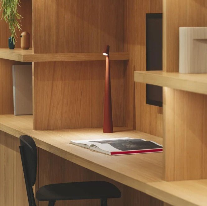 Braune tragbare Tischlampe auf Holzregal, modernes Design, ideal für Büro oder Wohnzimmer.
