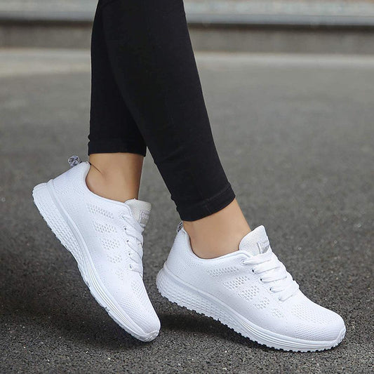 Weiße Damen-Sneaker aus Mesh, atmungsaktiv, ideal für Sport und Freizeit.