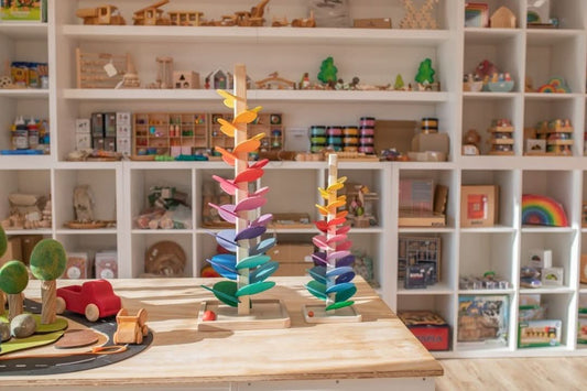 Musikaliskt ljudträd av trä – lärande spel med kulornas ljud
