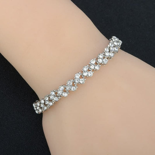 Silbernes Armband mit Strasssteinen, elegantes Schmuckstück, funkelnd, Damenaccessoire.