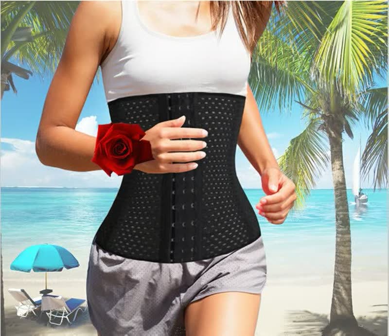 Frau mit schwarzem Taillentrainer am Strand, Fitness, Abnehmen, Sportbekleidung, Sommer.