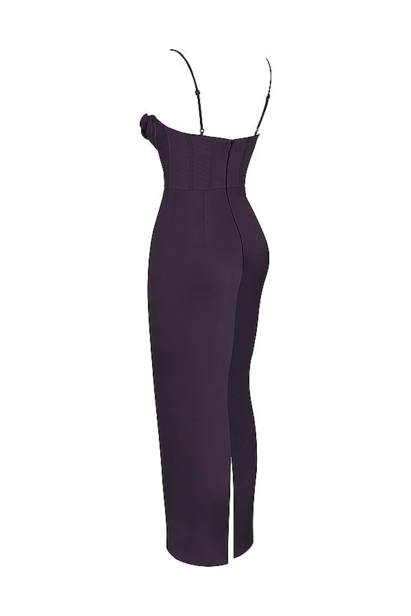 Schwarzes, schulterfreies Abendkleid mit Spaghettiträgern und Seitenschlitz, elegantes Design.