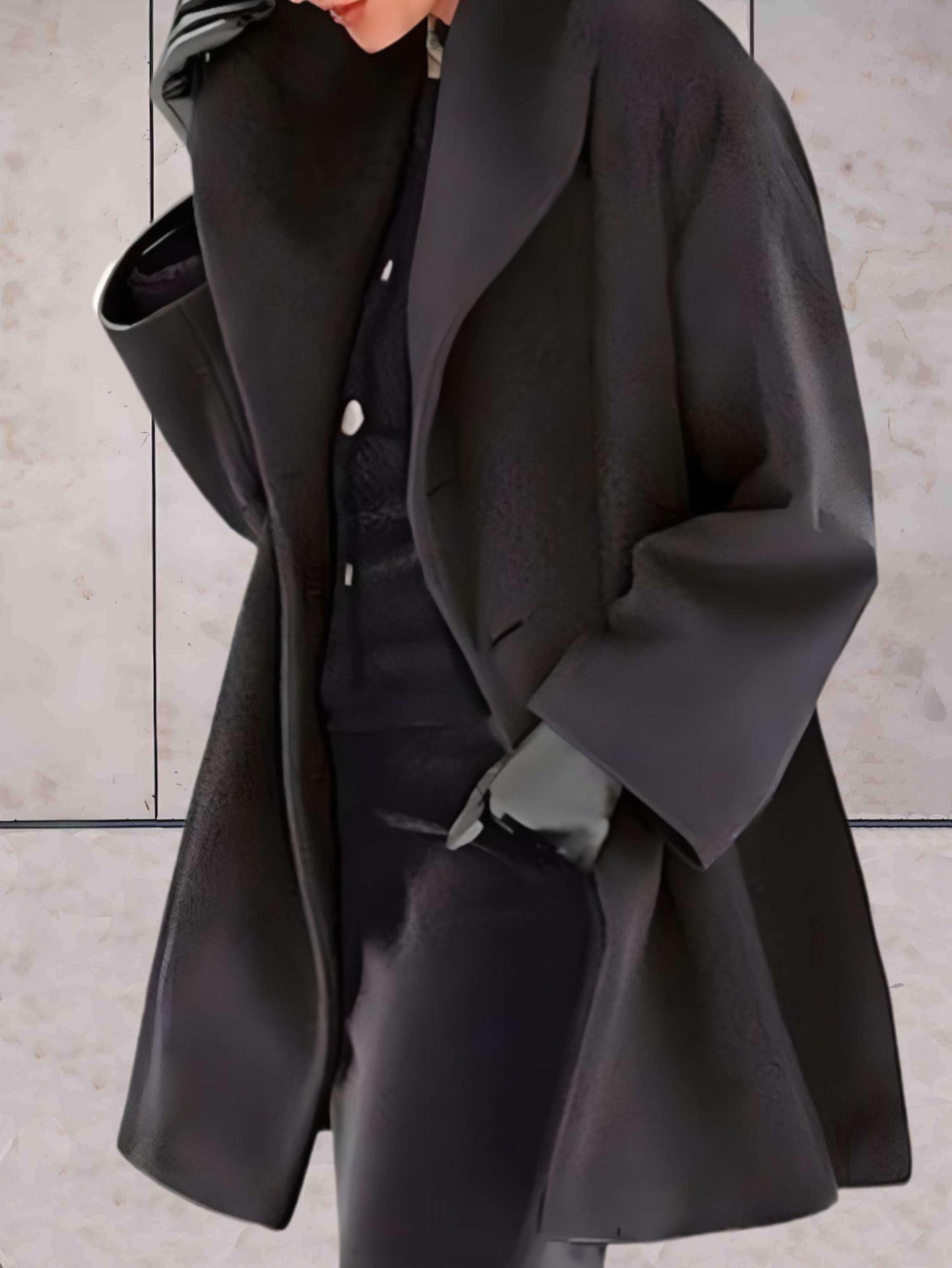Eleganter schwarzer Wollmantel für Damen, Herbstmode, stilvoller Look, hochwertige Materialien.