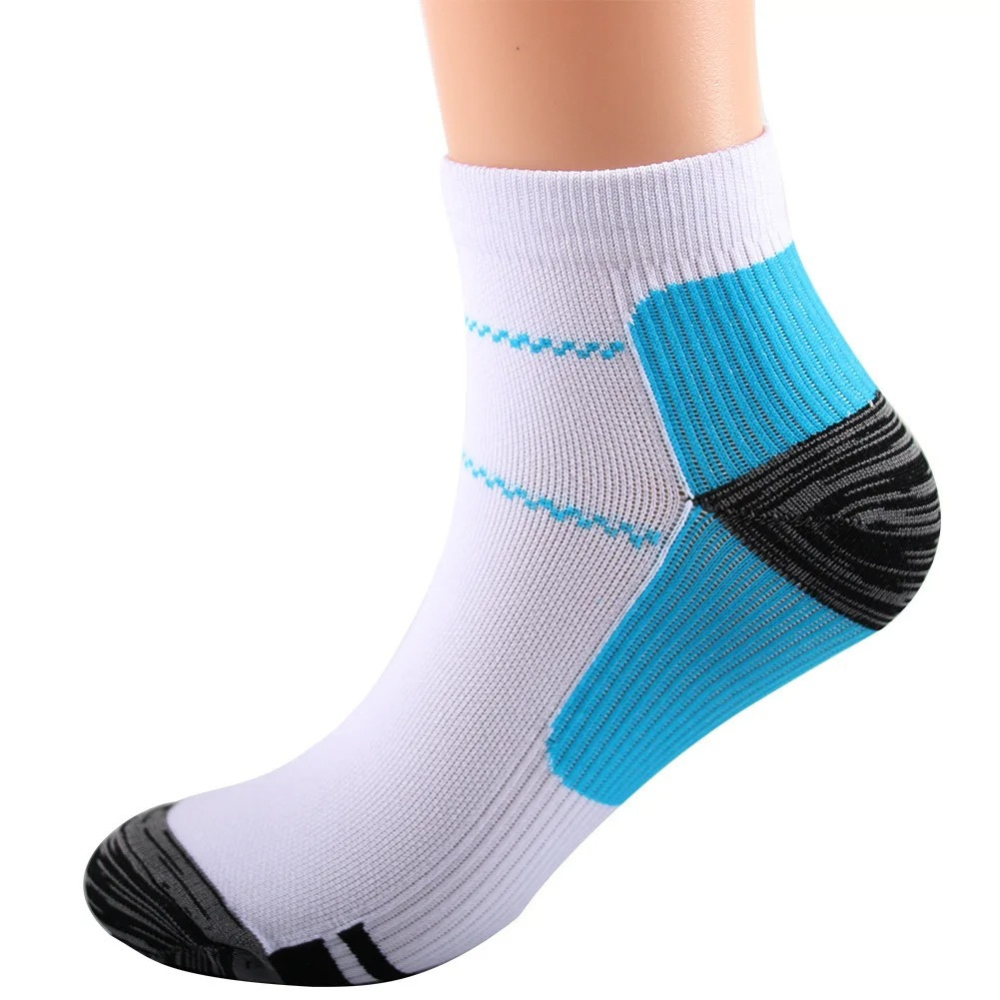 Weiße Sportsocke mit blauem und schwarzem Muster, atmungsaktiv, knöchelhoch.