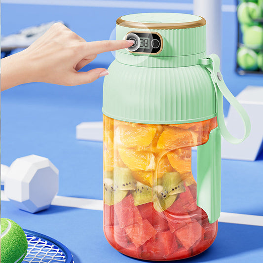 Grüne Trinkflasche mit Fruchtinfuser, digitalem Display, Kunststoff, 2 Liter, Sportzubehör.