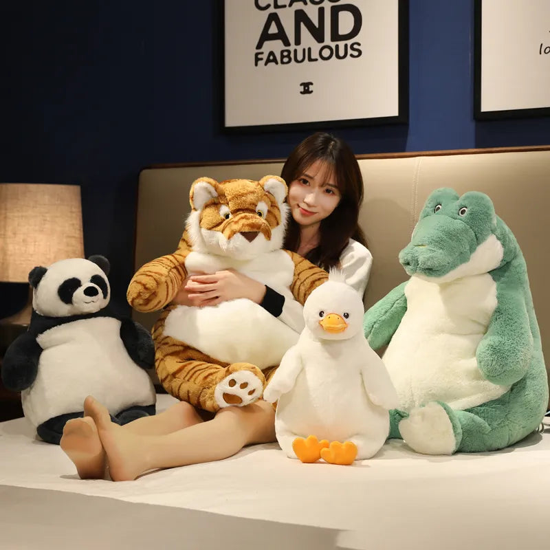Frau mit Plüschtieren: Tiger, Panda, Ente, Krokodil auf Bett, gemütliche Atmosphäre.