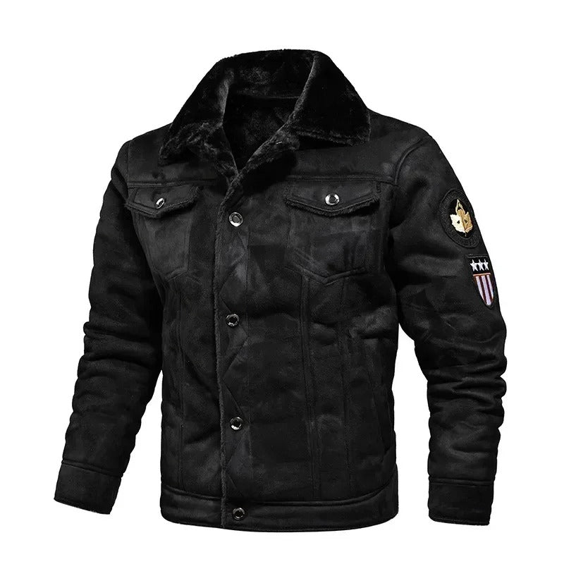 Schwarze Herrenjacke mit Abzeichen, Knöpfen und Fellkragen, modisch und warm.