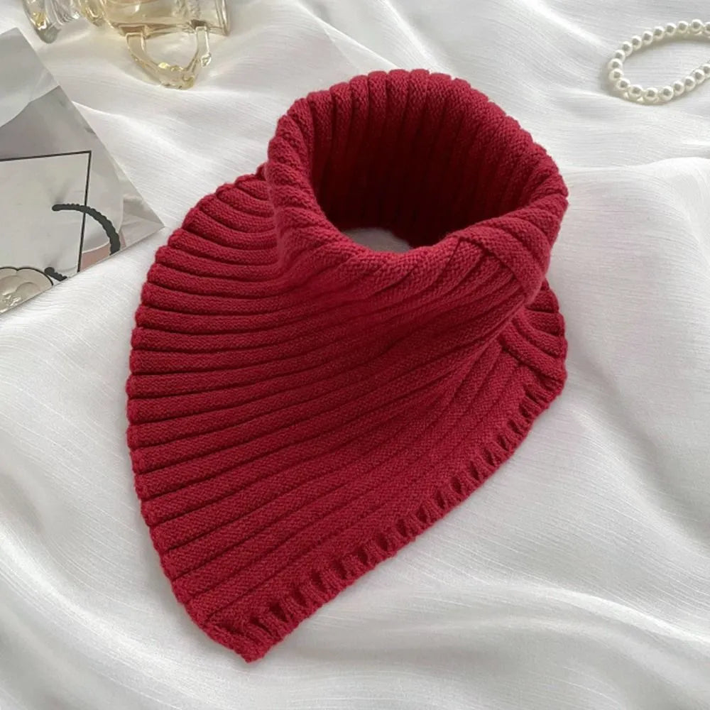 Weinroter Strickkragen aus Wolle, modisches Accessoire, warm, elegant, Herbst-Winter-Mode.