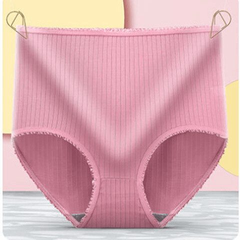 Gammelrosa ribbade trosor med hög midja och volangkant, hängande på två små klämmor mot en rosa och gul bakgrund. 11