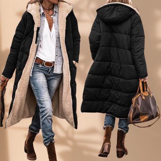 Svart lång quiltad jacka med beige teddyfoder, framsida öppen över jeansskjorta och baksida med huva, kombinerad med jeans och bruna boots. 2