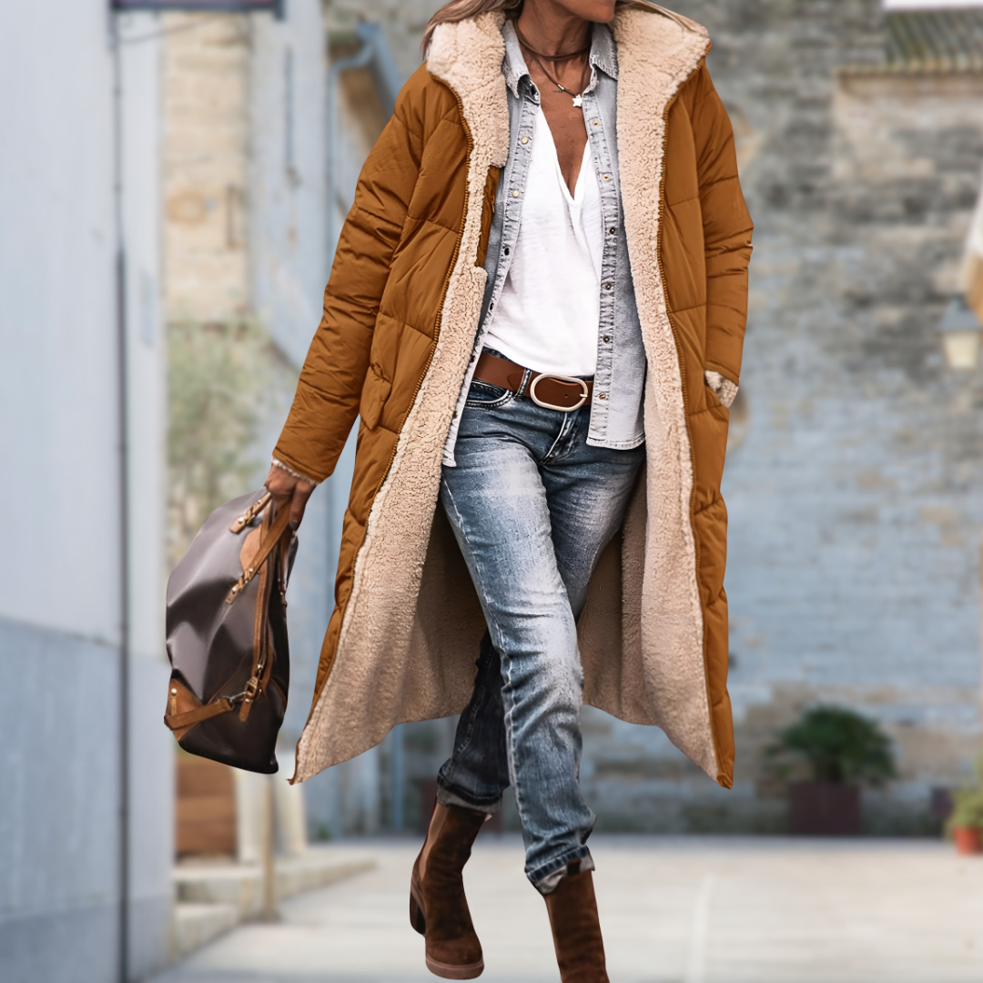 Brun lång quiltad jacka med beige teddyfoder, öppen och buren av modell på gatan med jeans, boots och handväska. 9