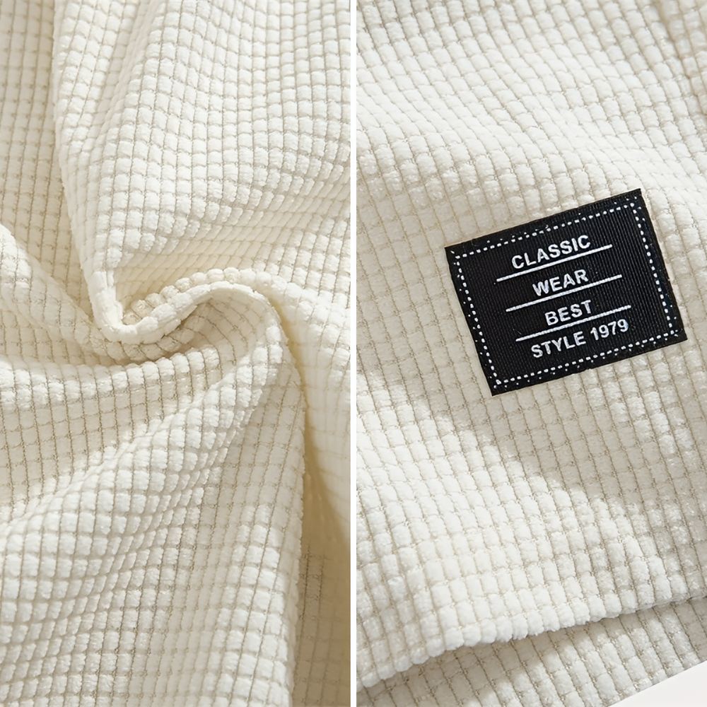 Detaljbild i två delar: till vänster det veckade krämvita vaffeltyget, till höger en svart textiletikett på samma tyg. 9