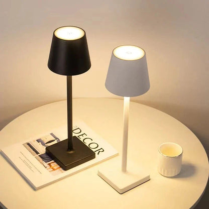 Schwarze und weiße LED-Tischlampen, kabellos, USB-aufladbar, auf rundem Tisch.