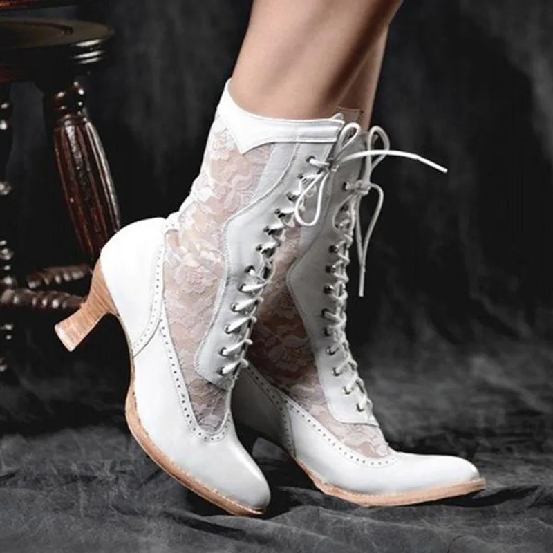 Weiße viktorianische Damenstiefeletten, spitze Zehen, Schnürung, PU-Leder, mittelhoher Absatz.