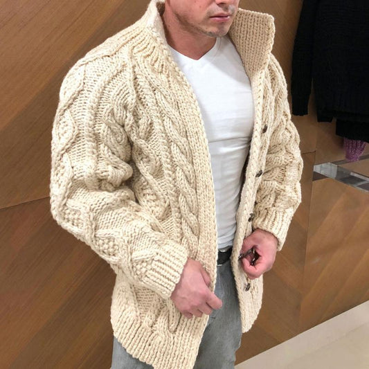 Mann in cremefarbener Strickjacke mit Zopfmuster, Holzknöpfen, modisch, warm, Wintermode.