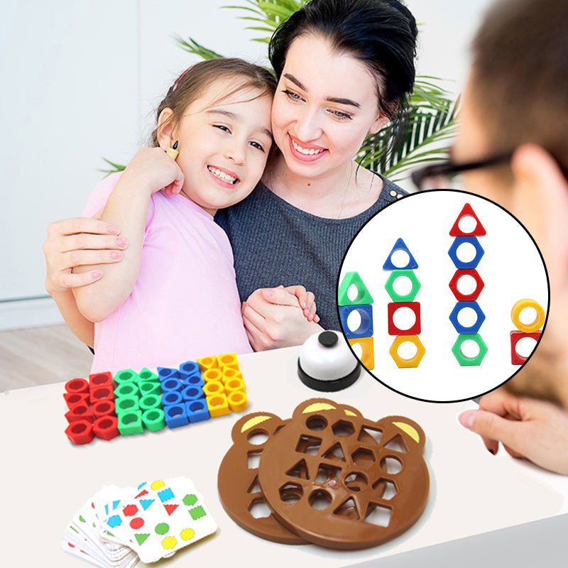 Mutter und Kind spielen mit buntem Lernspielzeug aus Kunststoff am Tisch.
