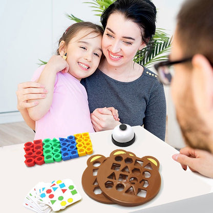 Mutter und Kind spielen mit buntem Lernspielzeug und Karten auf einem Tisch.