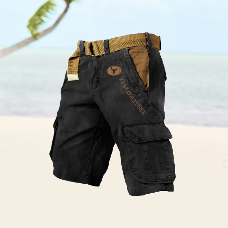 Schwarze Cargo-Shorts am Strand, gelbes Logo, Baumwolle, Freizeitmode, Herrenbekleidung.