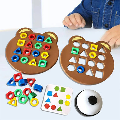 Bär-förmiges Lernspielzeug aus Holz mit bunten geometrischen Formen für Kinder.