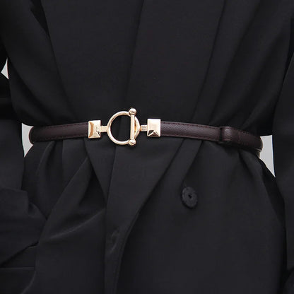 Schwarzer Ledergürtel mit goldener Schnalle, elegantes Design, Damenmode Accessoire.